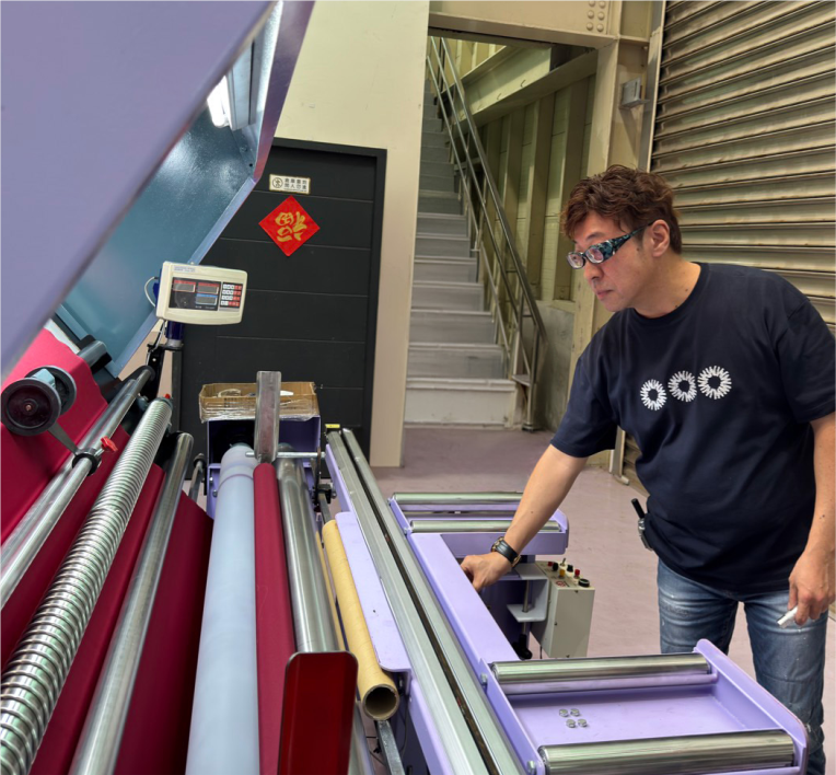 工程师现场调试气染设备